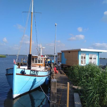Waterhuisjes Op De Pier Van Lauwersmeerplezier! Lauwersoog Ngoại thất bức ảnh