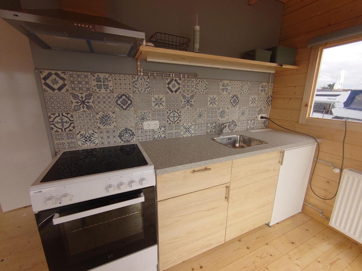 Waterhuisjes Op De Pier Van Lauwersmeerplezier! Lauwersoog Ngoại thất bức ảnh