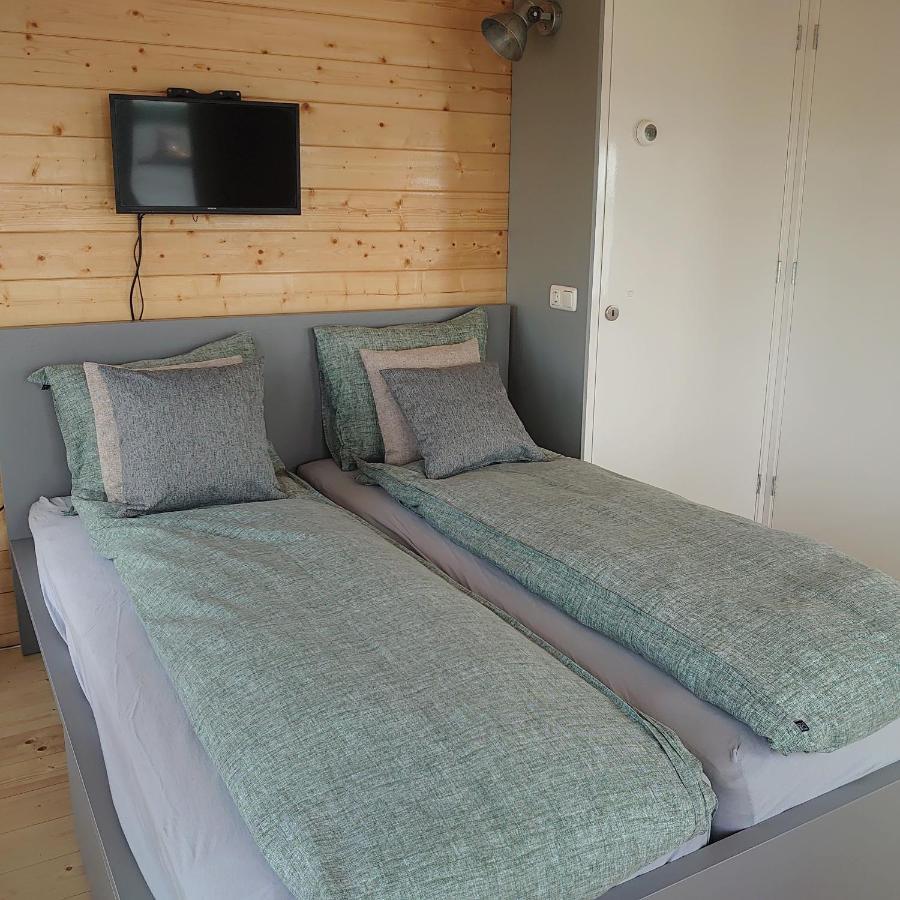 Waterhuisjes Op De Pier Van Lauwersmeerplezier! Lauwersoog Ngoại thất bức ảnh