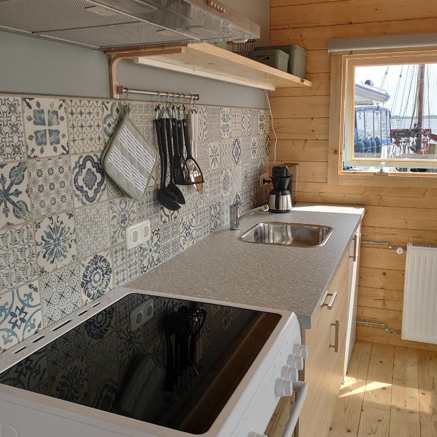 Waterhuisjes Op De Pier Van Lauwersmeerplezier! Lauwersoog Ngoại thất bức ảnh